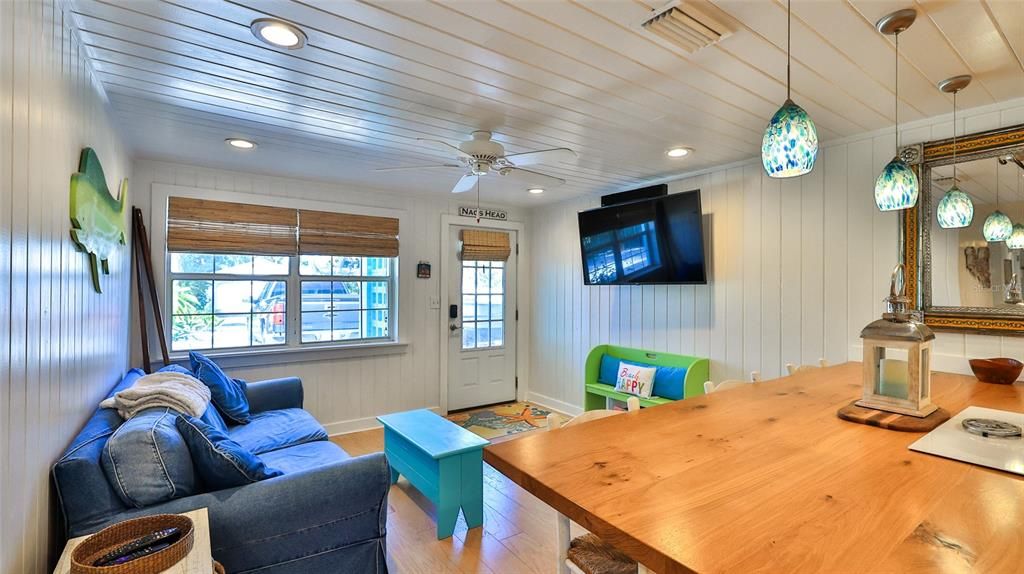 合同活跃: $675,000 (3 贝兹, 2 浴室, 1097 平方英尺)