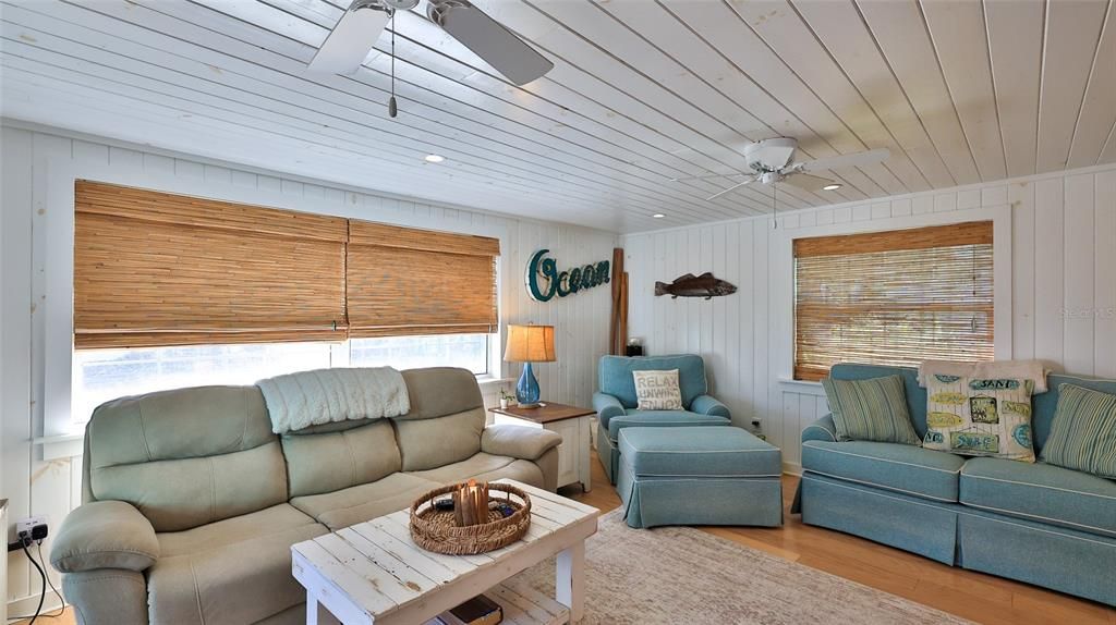 合同活跃: $675,000 (3 贝兹, 2 浴室, 1097 平方英尺)