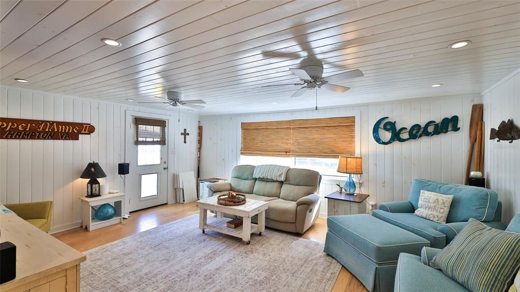 合同活跃: $675,000 (3 贝兹, 2 浴室, 1097 平方英尺)