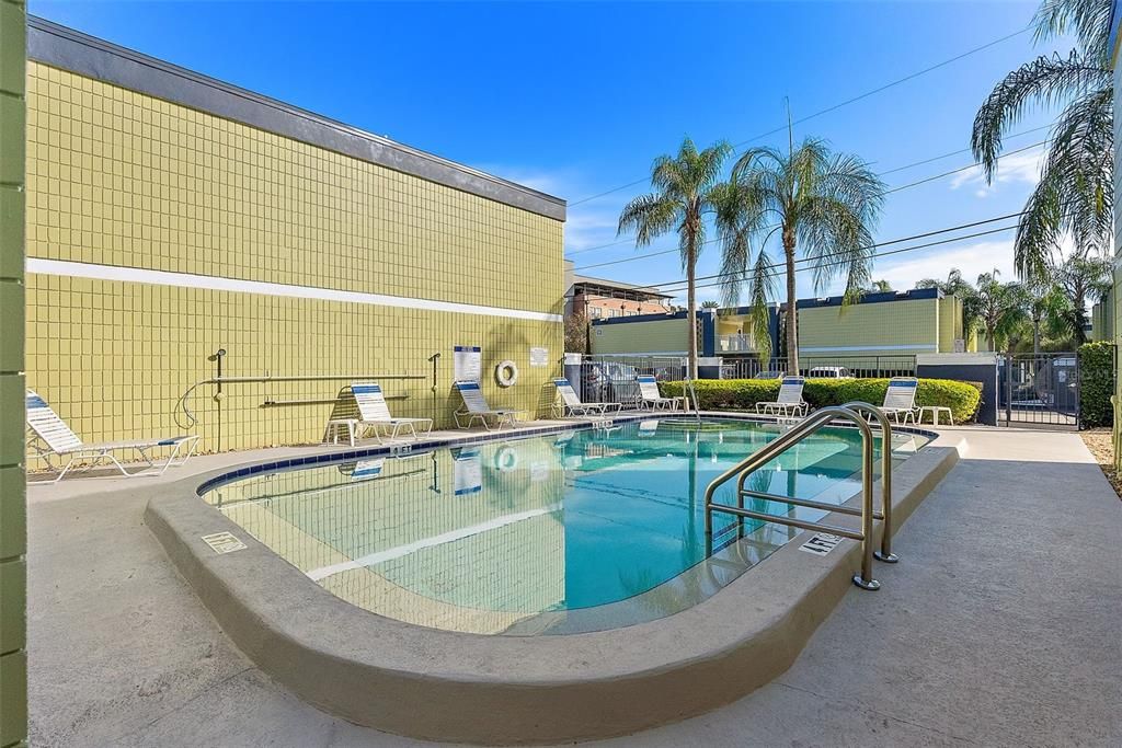 На продажу: $289,900 (2 спален, 1 ванн, 792 Квадратных фут)