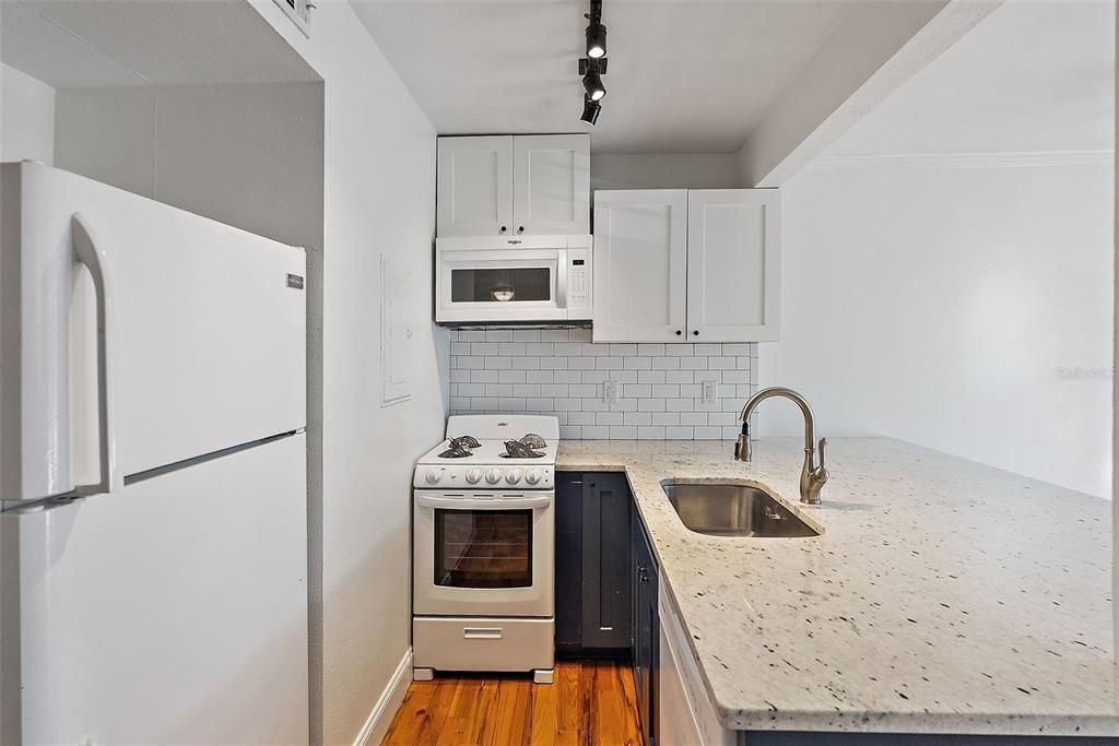 На продажу: $289,900 (2 спален, 1 ванн, 792 Квадратных фут)