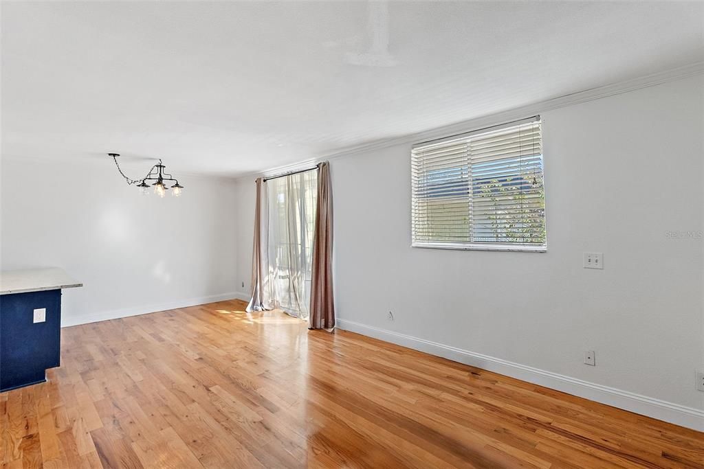 На продажу: $289,900 (2 спален, 1 ванн, 792 Квадратных фут)