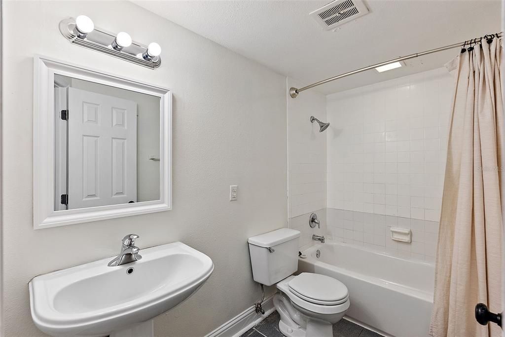 На продажу: $289,900 (2 спален, 1 ванн, 792 Квадратных фут)