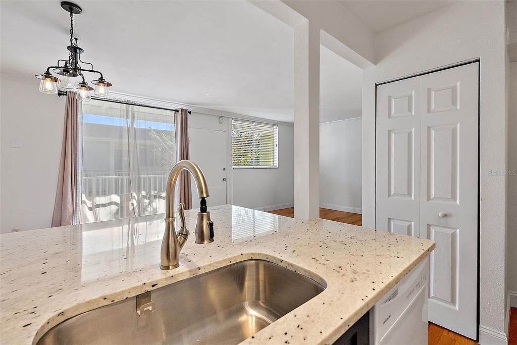 На продажу: $289,900 (2 спален, 1 ванн, 792 Квадратных фут)