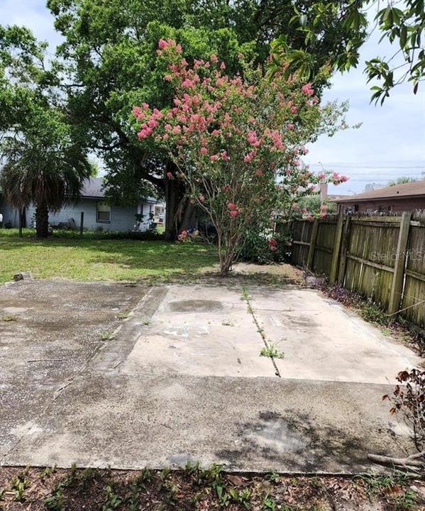 Activo con contrato: $225,000 (5 camas, 2 baños, 1380 Pies cuadrados)