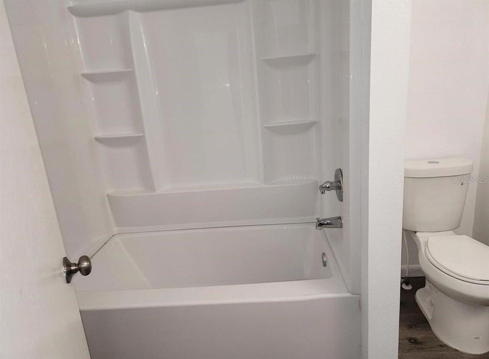 Activo con contrato: $225,000 (5 camas, 2 baños, 1380 Pies cuadrados)