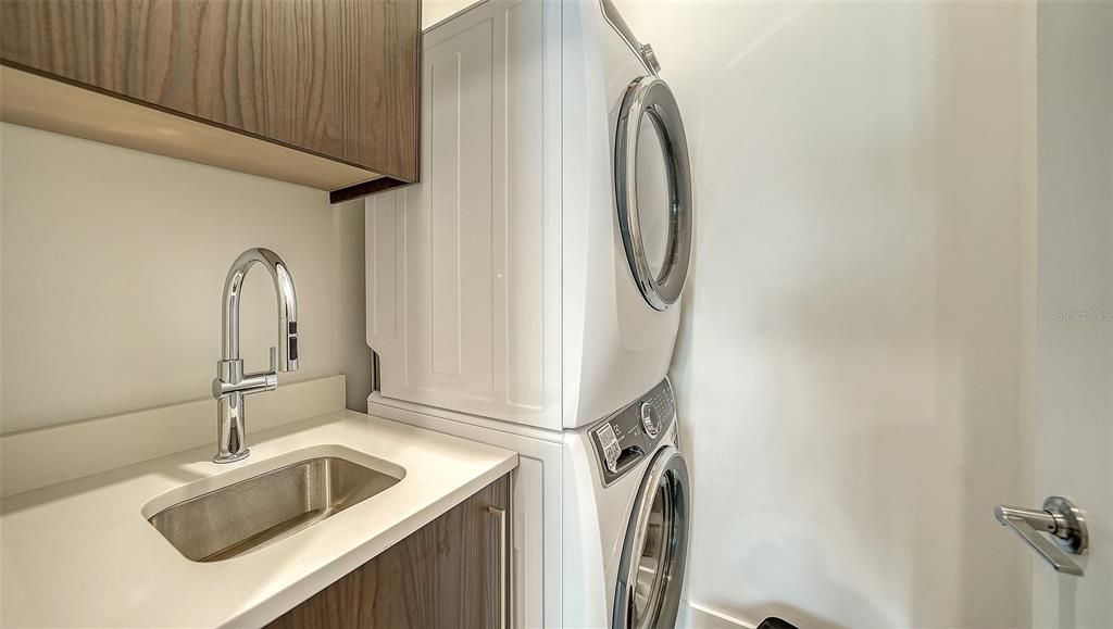 For Sale: $1,184,000 (2 beds, 2 baths, 1337 Square Feet)