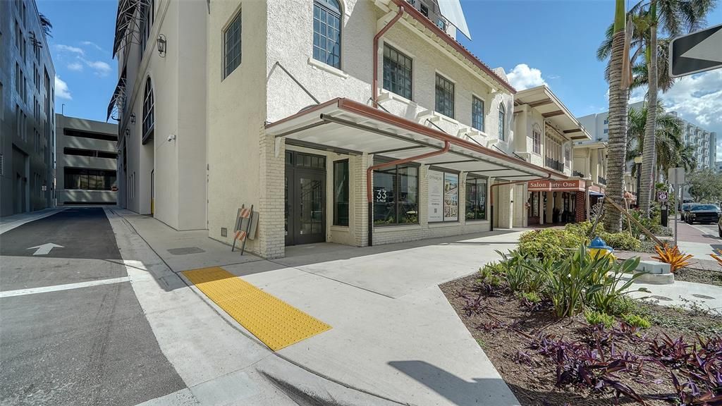 For Sale: $1,184,000 (2 beds, 2 baths, 1337 Square Feet)