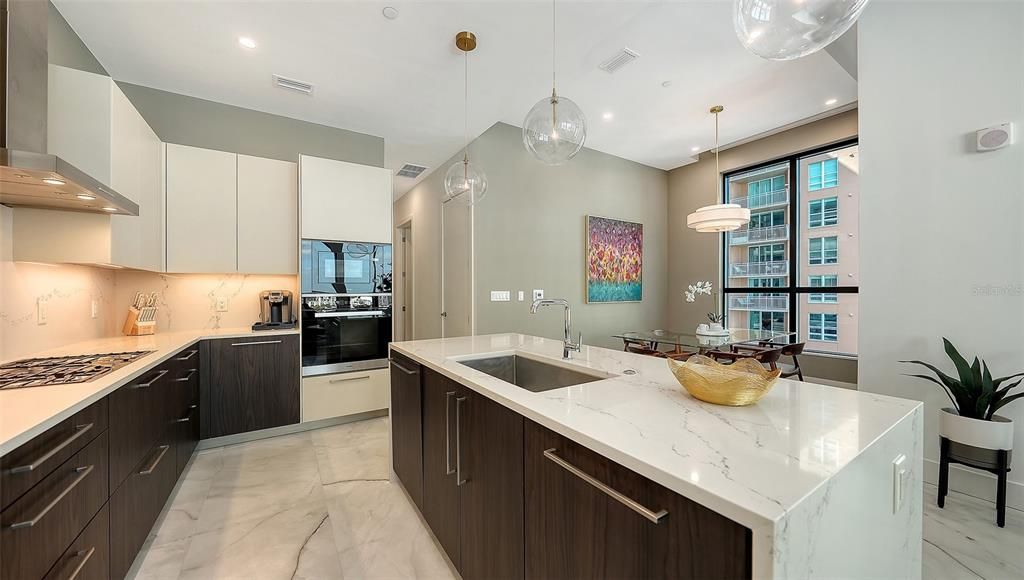 For Sale: $1,184,000 (2 beds, 2 baths, 1337 Square Feet)