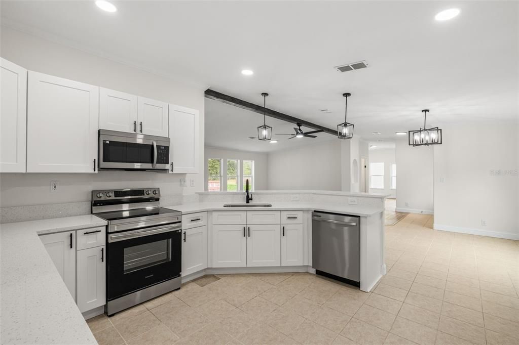 Под контрактом: $299,900 (3 спален, 2 ванн, 1992 Квадратных фут)