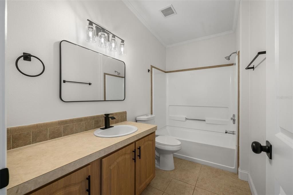 Под контрактом: $299,900 (3 спален, 2 ванн, 1992 Квадратных фут)