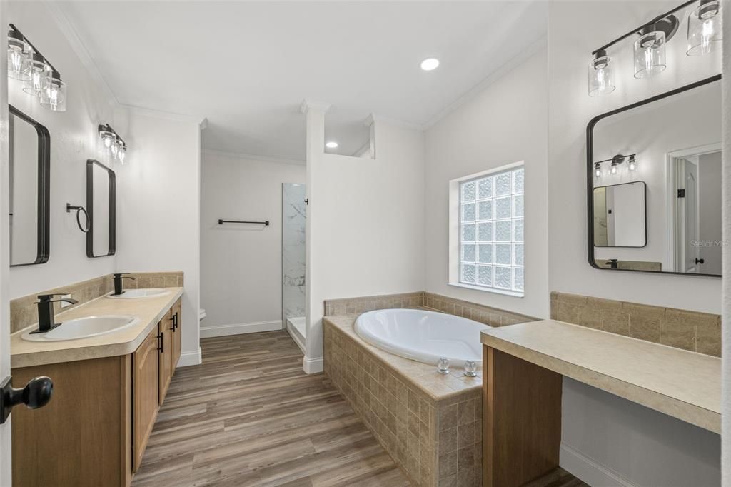 Под контрактом: $299,900 (3 спален, 2 ванн, 1992 Квадратных фут)