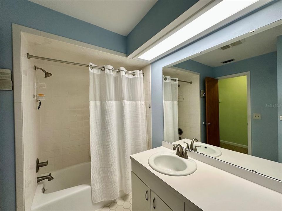 合同活跃: $389,900 (3 贝兹, 2 浴室, 1849 平方英尺)