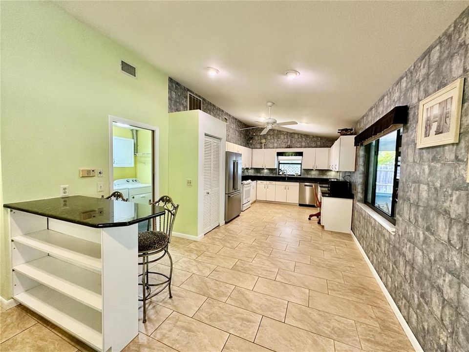 合同活跃: $389,900 (3 贝兹, 2 浴室, 1849 平方英尺)