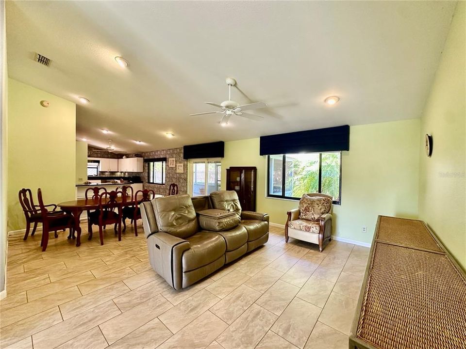 合同活跃: $389,900 (3 贝兹, 2 浴室, 1849 平方英尺)