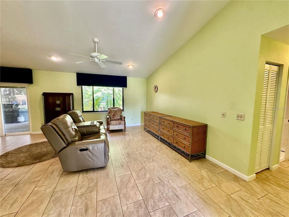 合同活跃: $389,900 (3 贝兹, 2 浴室, 1849 平方英尺)