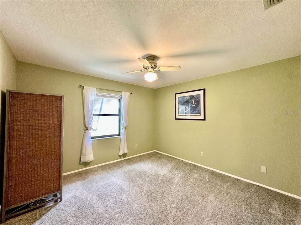 合同活跃: $389,900 (3 贝兹, 2 浴室, 1849 平方英尺)