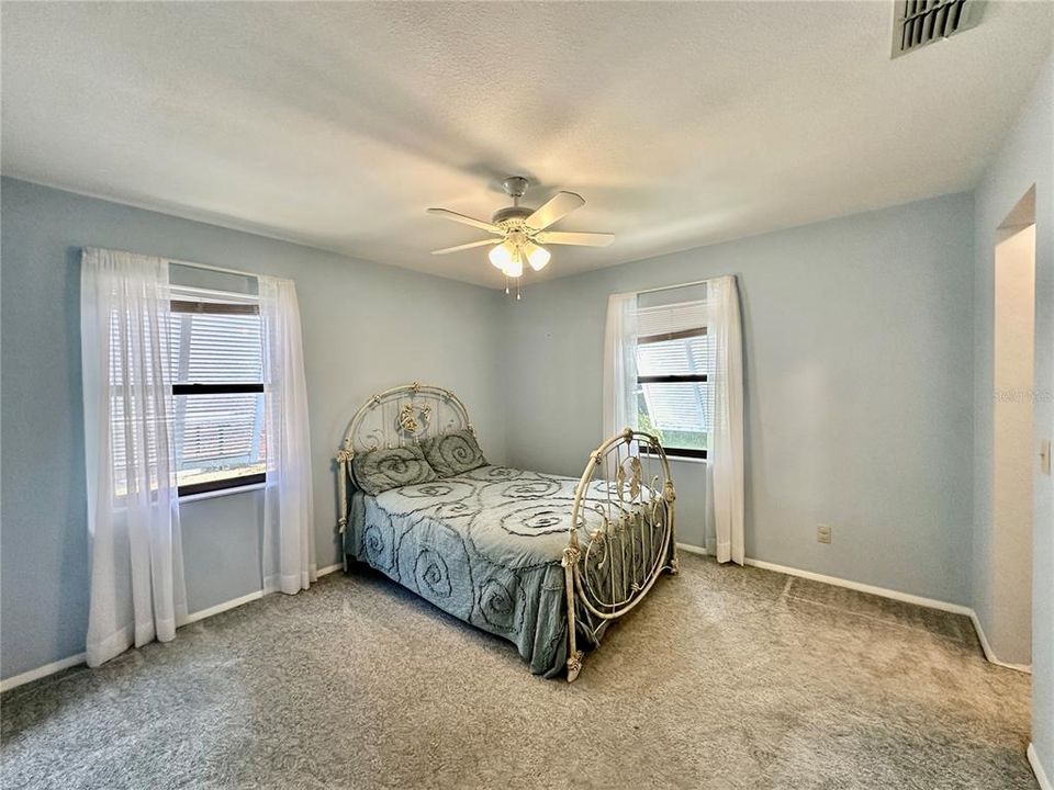 合同活跃: $389,900 (3 贝兹, 2 浴室, 1849 平方英尺)