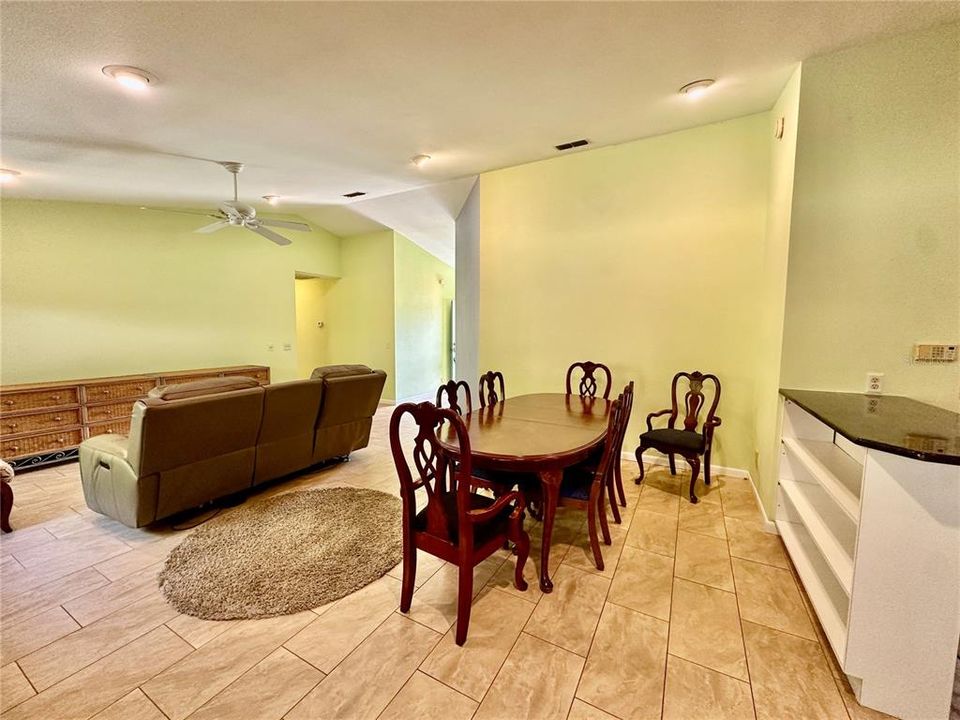 合同活跃: $389,900 (3 贝兹, 2 浴室, 1849 平方英尺)