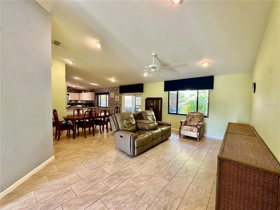 合同活跃: $389,900 (3 贝兹, 2 浴室, 1849 平方英尺)