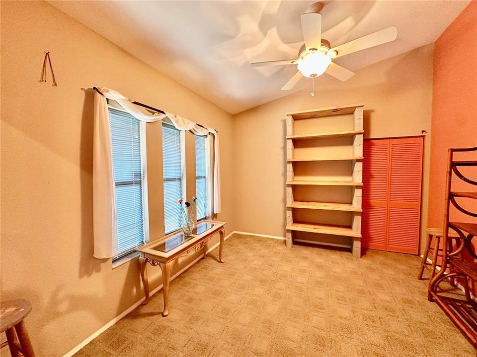 合同活跃: $389,900 (3 贝兹, 2 浴室, 1849 平方英尺)