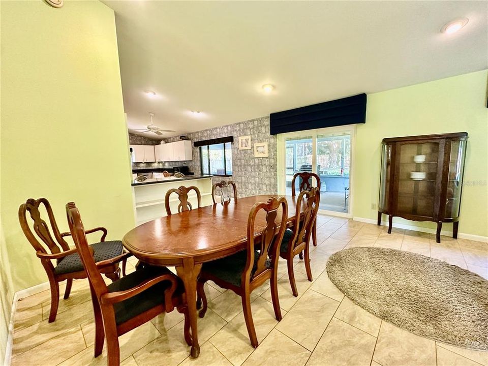 合同活跃: $389,900 (3 贝兹, 2 浴室, 1849 平方英尺)