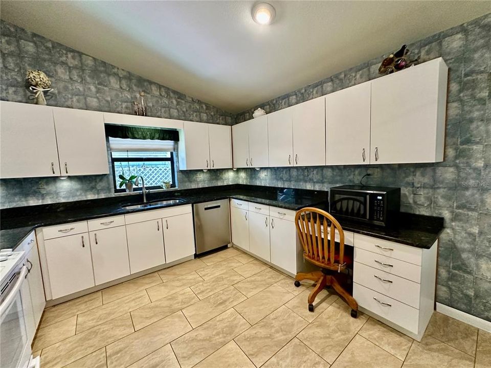 合同活跃: $389,900 (3 贝兹, 2 浴室, 1849 平方英尺)