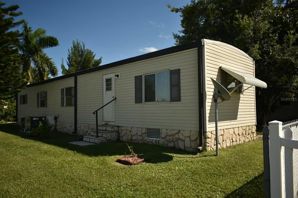 For Sale: $99,999 (2 beds, 1 baths, 672 Square Feet)