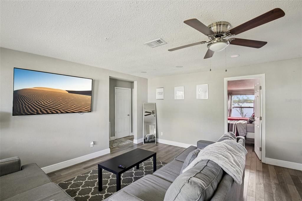 待售: $335,000 (4 贝兹, 2 浴室, 1440 平方英尺)