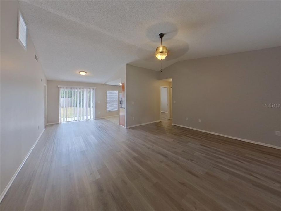 Под контрактом: $2,009 (3 спален, 2 ванн, 1208 Квадратных фут)