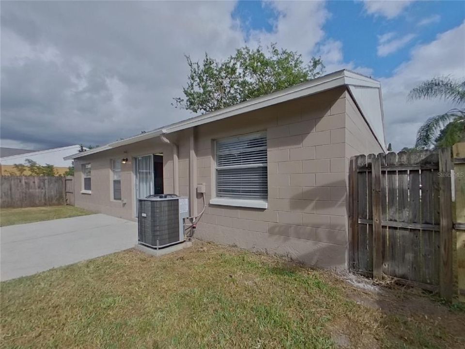 Под контрактом: $2,009 (3 спален, 2 ванн, 1208 Квадратных фут)