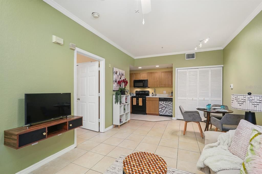 For Sale: $159,900 (1 beds, 1 baths, 529 Square Feet)