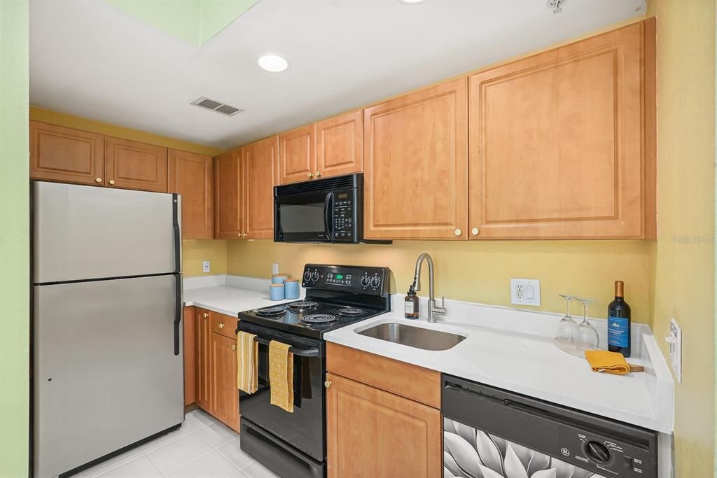 For Sale: $159,900 (1 beds, 1 baths, 529 Square Feet)