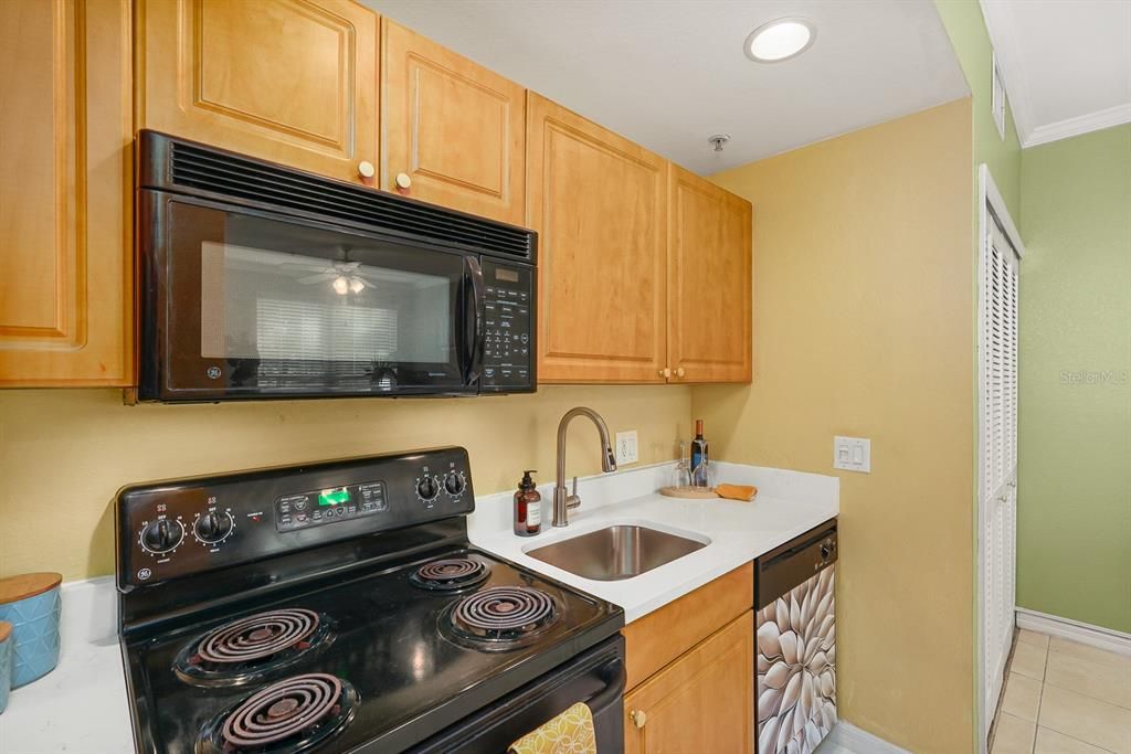 For Sale: $159,900 (1 beds, 1 baths, 529 Square Feet)