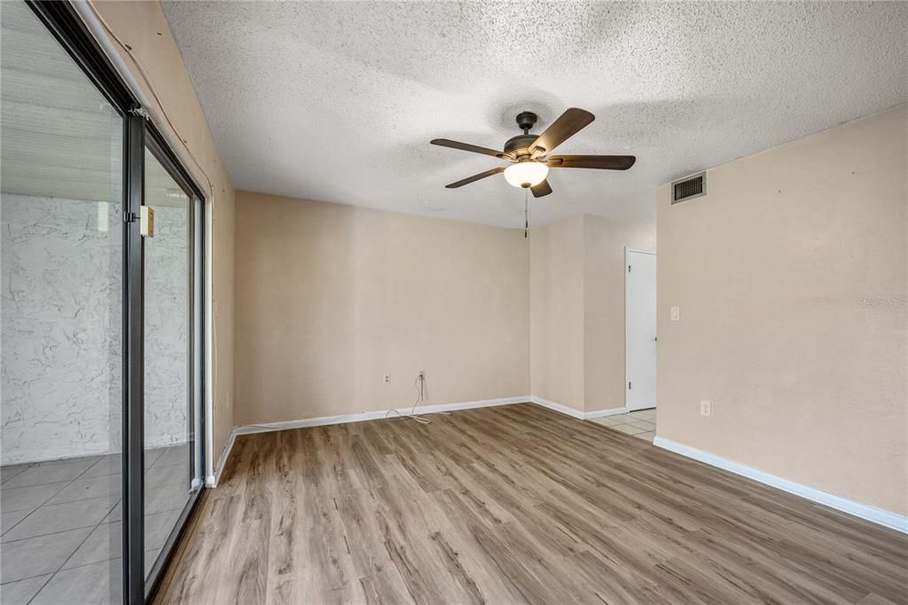 待售: $169,000 (2 贝兹, 1 浴室, 938 平方英尺)