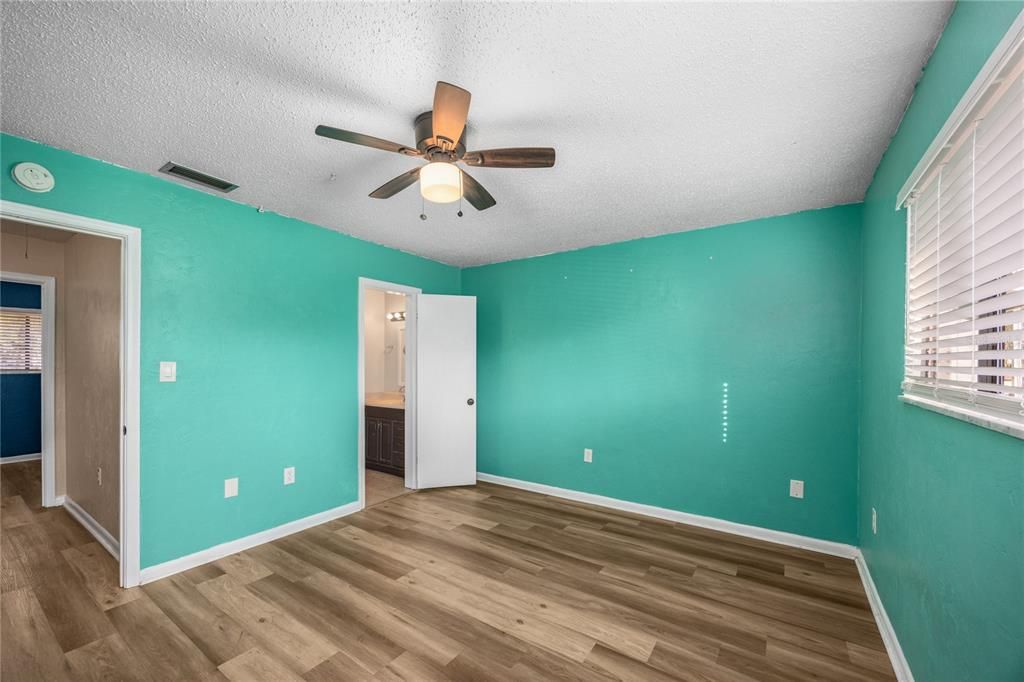 待售: $169,000 (2 贝兹, 1 浴室, 938 平方英尺)