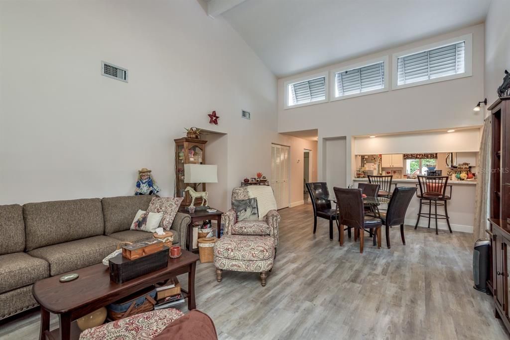 For Sale: $250,000 (2 beds, 2 baths, 1329 Square Feet)