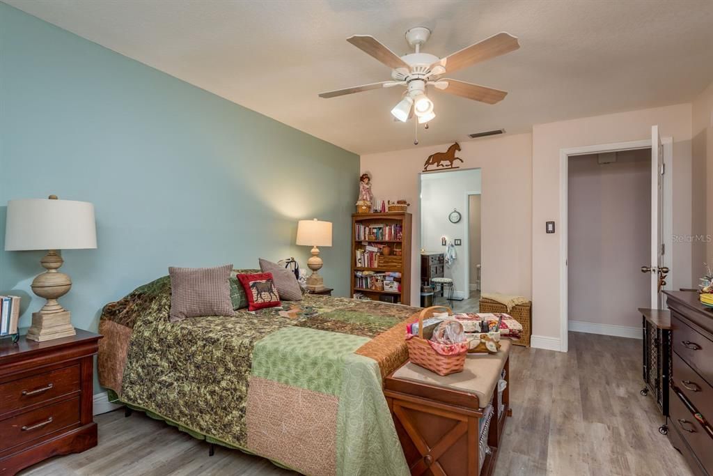 For Sale: $250,000 (2 beds, 2 baths, 1329 Square Feet)