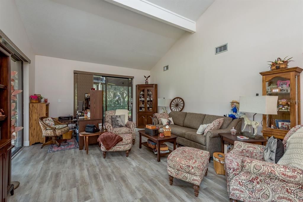 For Sale: $250,000 (2 beds, 2 baths, 1329 Square Feet)