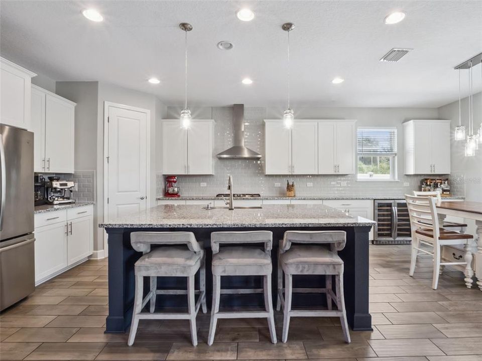 Под контрактом: $799,000 (3 спален, 2 ванн, 2278 Квадратных фут)