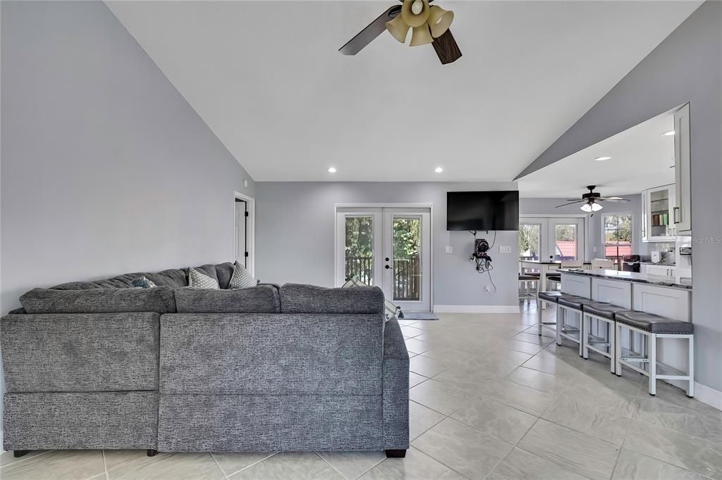 For Sale: $520,000 (3 beds, 3 baths, 1180 Square Feet)