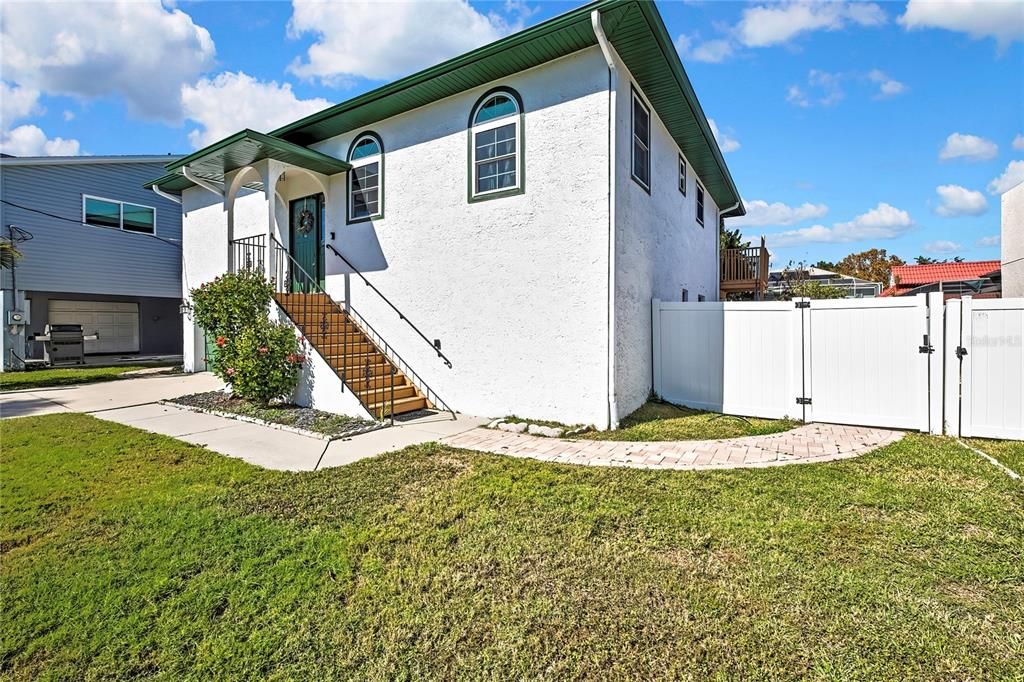 For Sale: $520,000 (3 beds, 3 baths, 1180 Square Feet)