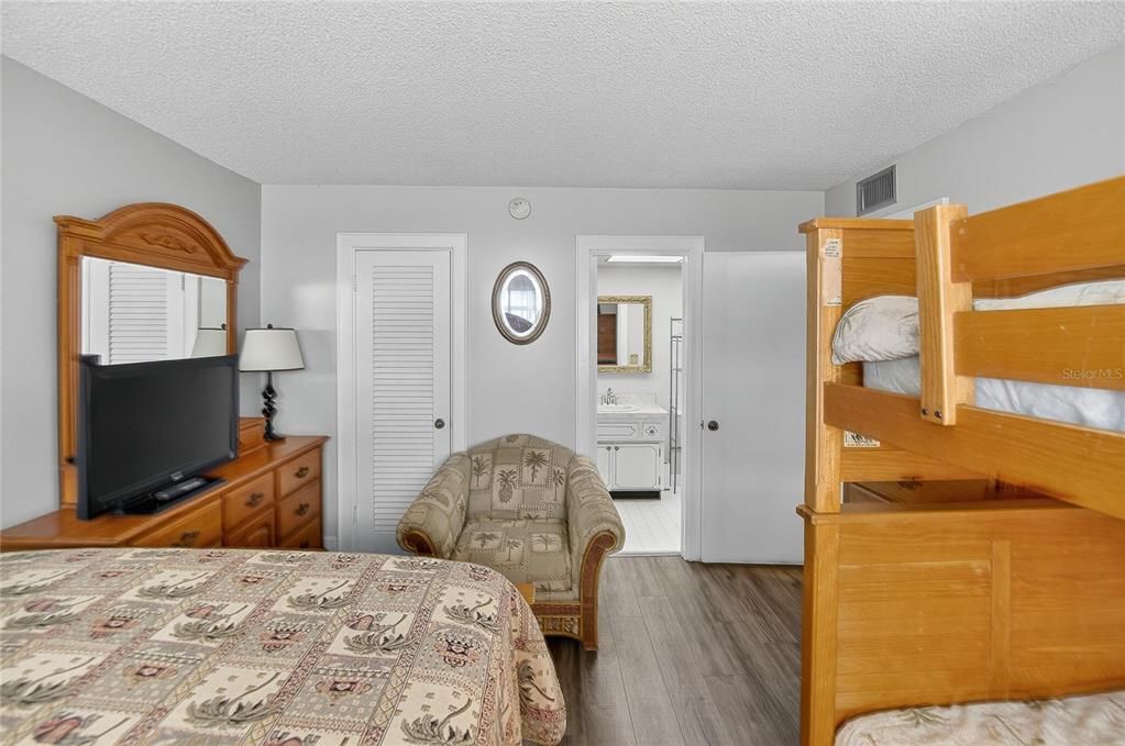 待售: $220,000 (2 贝兹, 2 浴室, 1300 平方英尺)