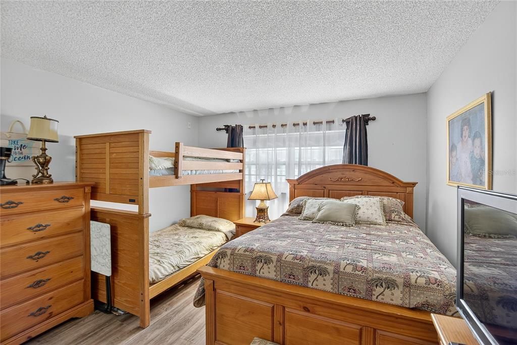 待售: $220,000 (2 贝兹, 2 浴室, 1300 平方英尺)