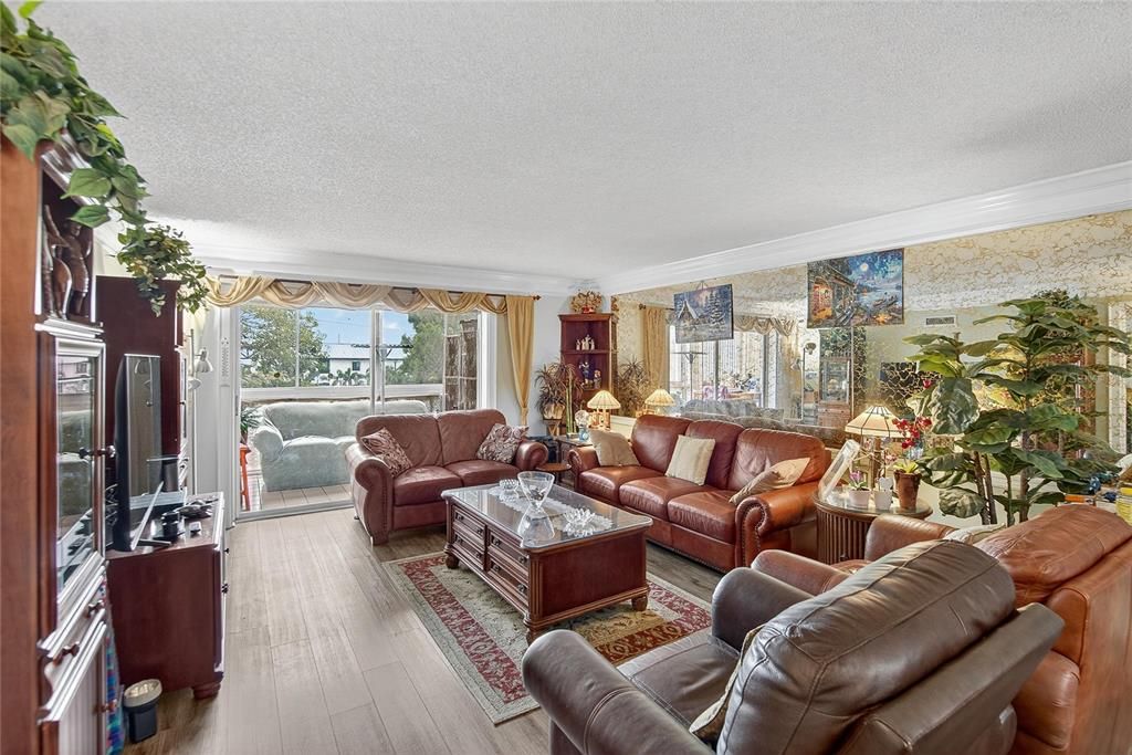 待售: $220,000 (2 贝兹, 2 浴室, 1300 平方英尺)