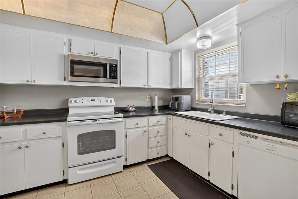 待售: $220,000 (2 贝兹, 2 浴室, 1300 平方英尺)