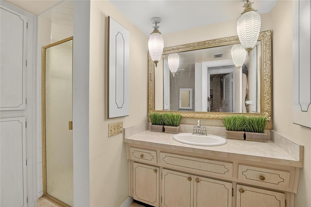 待售: $220,000 (2 贝兹, 2 浴室, 1300 平方英尺)