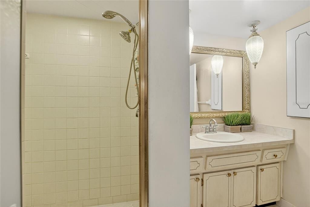 待售: $220,000 (2 贝兹, 2 浴室, 1300 平方英尺)