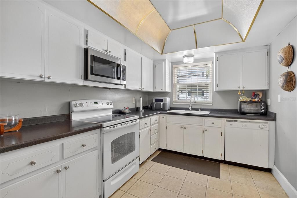 待售: $220,000 (2 贝兹, 2 浴室, 1300 平方英尺)