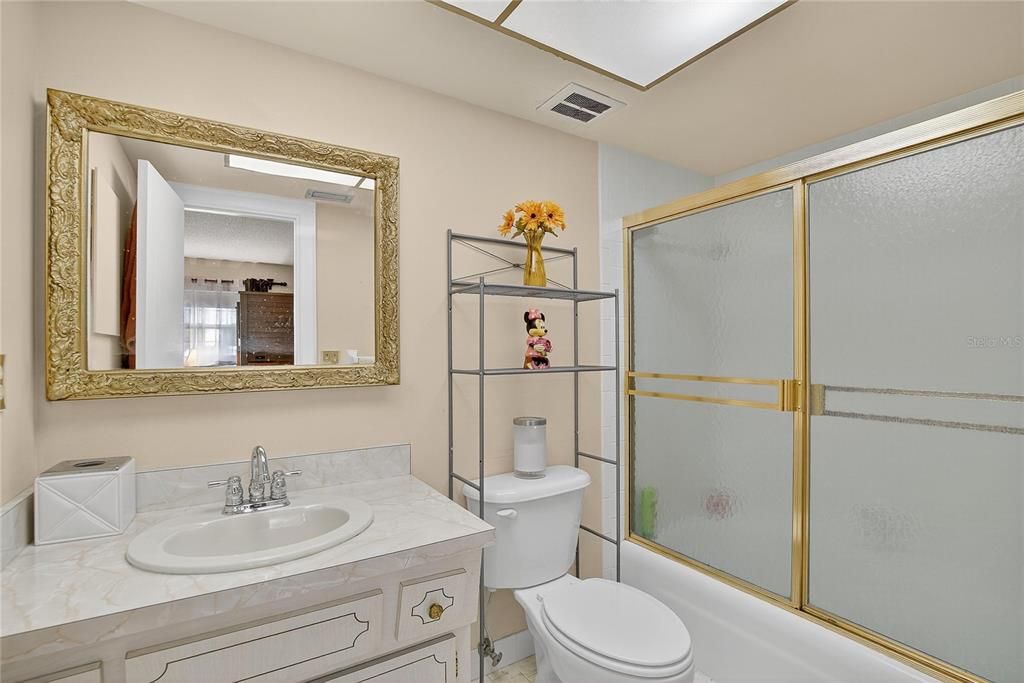 待售: $220,000 (2 贝兹, 2 浴室, 1300 平方英尺)